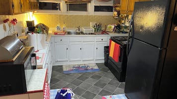 Kjøleskap, mikrobølgeovn, ovn og kokeplater