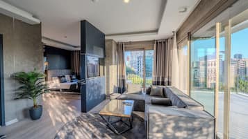 Deluxe Suite | 1 bedroom, premium bedding, minibar, desk