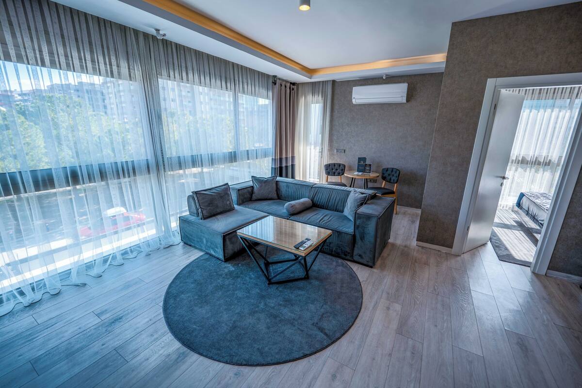 Suite Klub | Seprai premium, minibar, meja kerja, dan ruang kerja ramah laptop