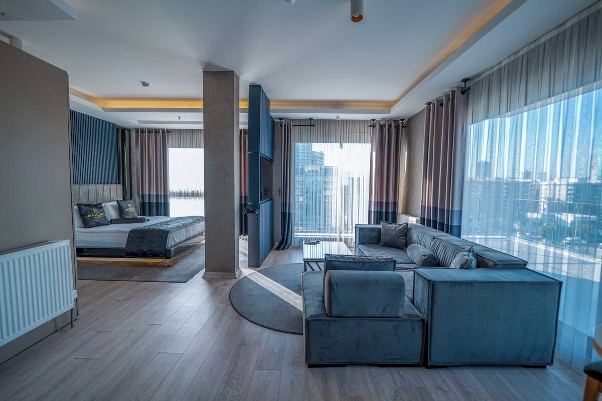 Suite Deluks | Seprai premium, minibar, meja kerja, dan ruang kerja ramah laptop