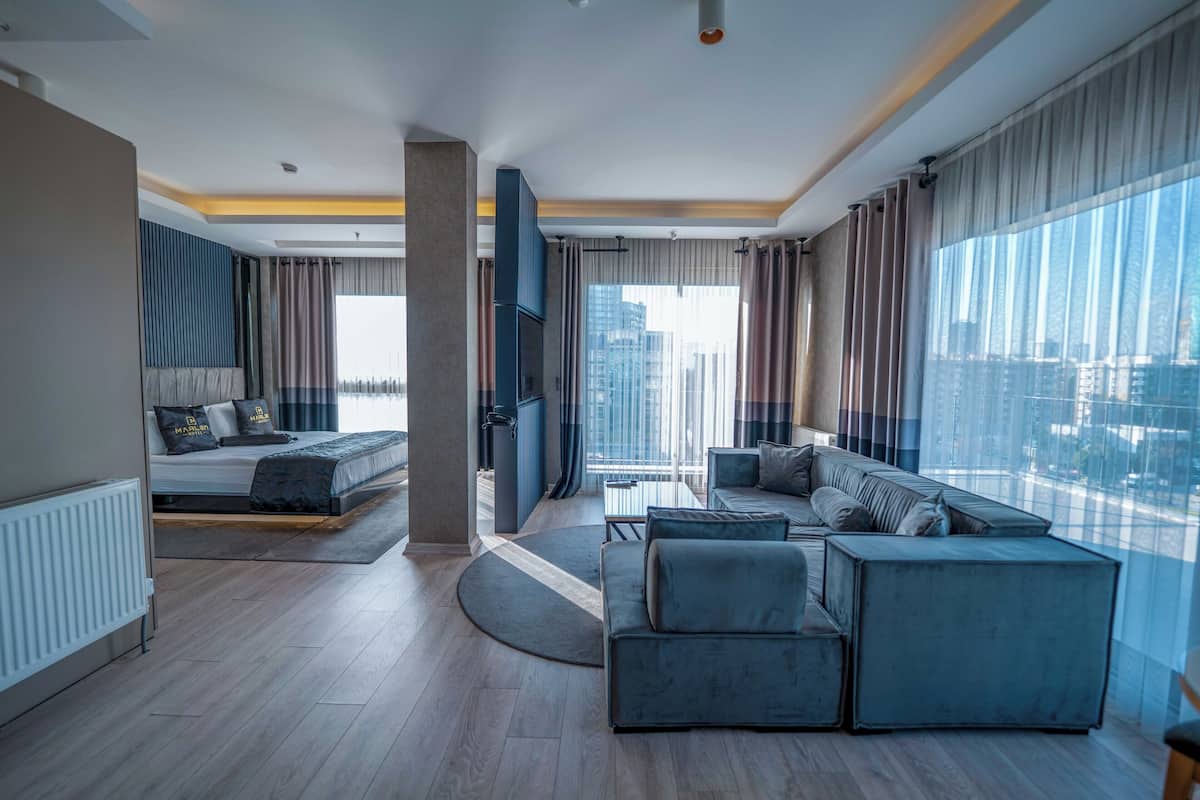Suite Deluxe | 1 habitación, ropa de cama de alta calidad, minibar y escritorio