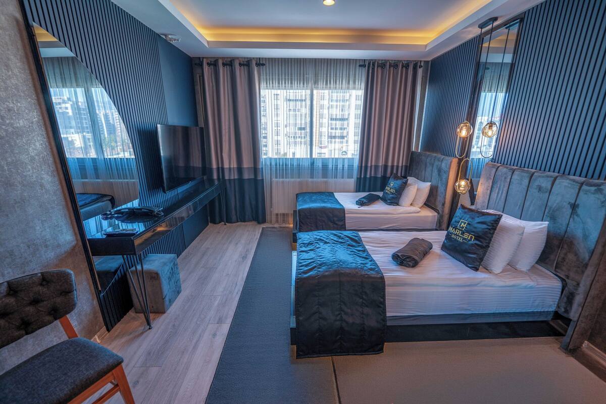 Kamar Twin Standar | Seprai premium, minibar, meja kerja, dan ruang kerja ramah laptop
