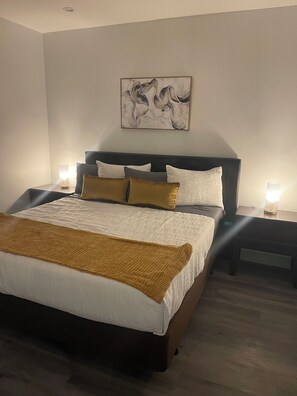 3 bedrooms, in-room safe, iron/ironing board, travel cot - 15 minutes to LAX, SoFi, The Forum and Beaches! (Lawndale)