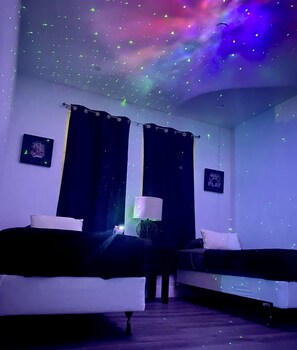 3 bedrooms, in-room safe, iron/ironing board, travel cot - 15 minutes to LAX, SoFi, The Forum and Beaches! (Lawndale)