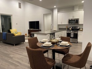Dining - 15 minutes to LAX, SoFi, The Forum and Beaches! (Lawndale)