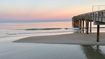 Aan het strand, ligstoelen aan het strand, strandlakens