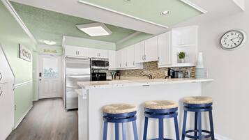 Een koelkast, een magnetron, een oven, een kookplaat