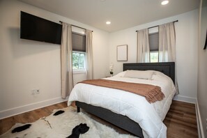 Room - The White Fox - Cozy Renovated Home Under A Minute To Town with Central AC (Ellicottville)