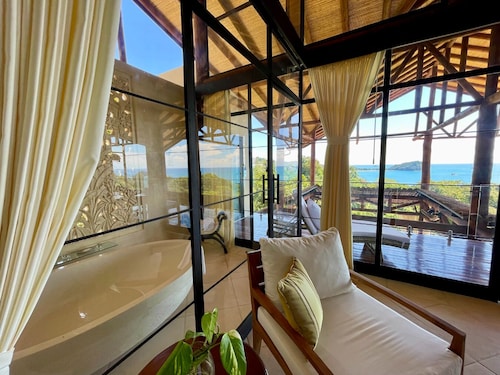 10BR Ocean View Luxury Villa, Walk to Biesanz & Espadilla Beaches, Grand Pool
