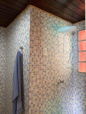 Basic Apartment | Bathroom