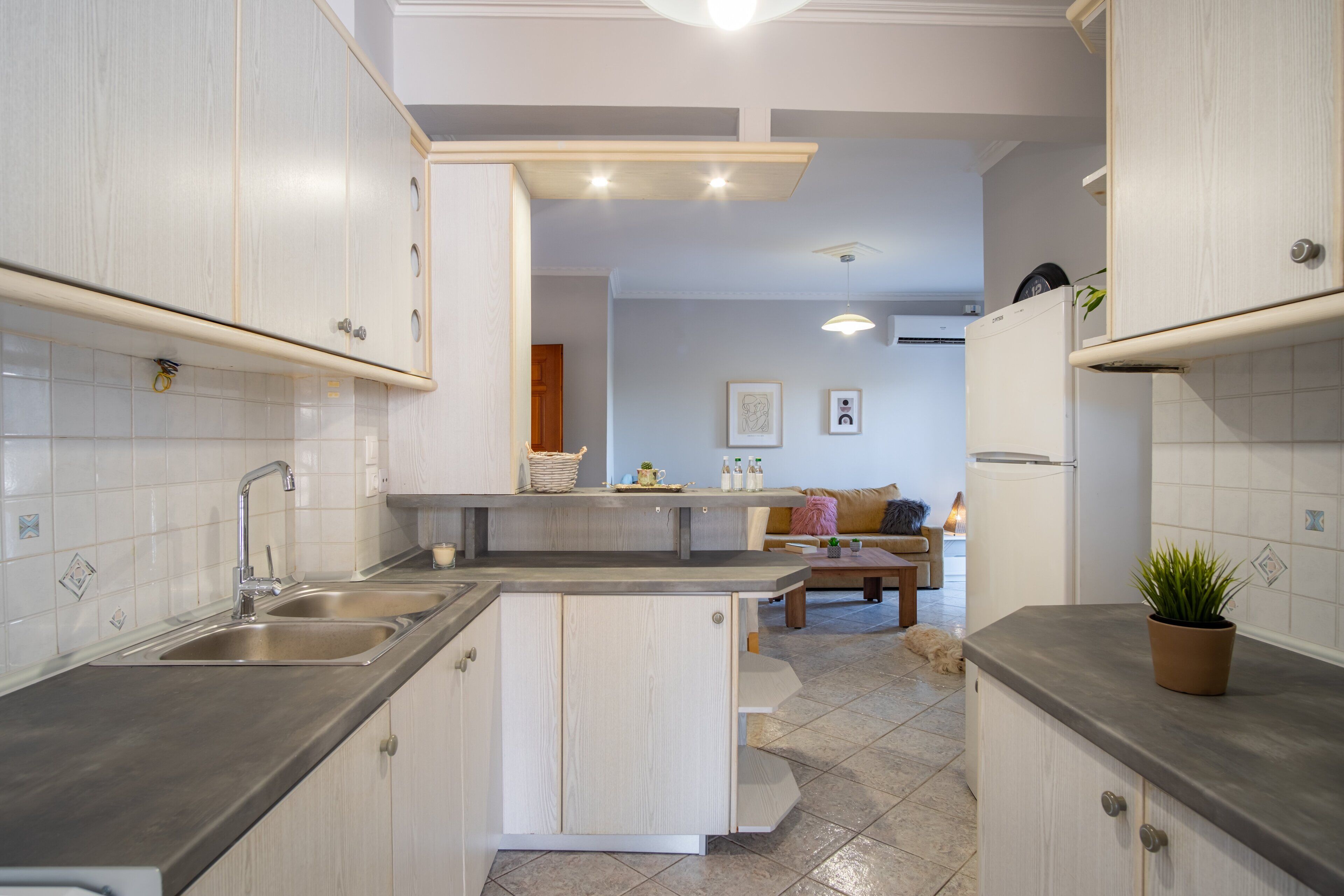 Fridge, oven, coffee/tea maker, toaster