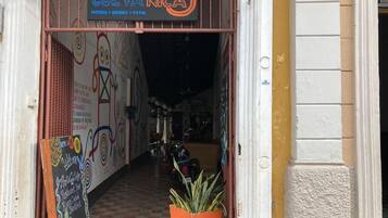 Vista frontal de la propiedad