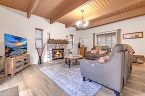 Smart TV, fireplace - Papa Bear Den: A/C, Fire Pit, Fenced Yard, Mins to Lake (Big Bear)