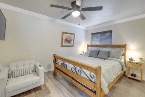 3 bedrooms, desk, iron/ironing board, travel cot - Papa Bear Den: A/C, Fire Pit, Fenced Yard, Mins to Lake (Big Bear)