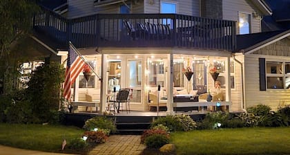 Front Porch & Balcony overlooking Park/Lake Erie! Cedar Point, Fishing & Beach!