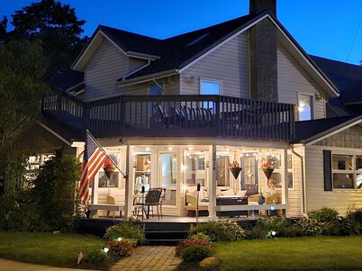 Front Porch & Balcony overlooking Park/Lake Erie! Cedar Point, Fishing & Beach!