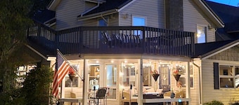 Front Porch & Balcony overlooking Park/Lake Erie! Cedar Point, Fishing & Beach!