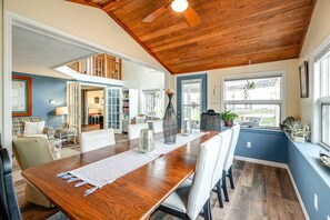 Dining - Front Porch & Balcony overlooking Park/Lake Erie! Cedar Point, Fishing & Beach! (Huron)