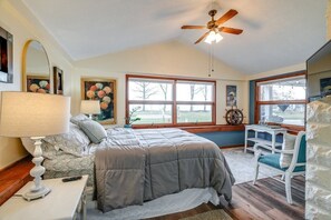 4 bedrooms, iron/ironing board, WiFi, bed sheets