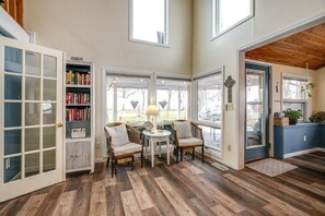 Interior - Front Porch & Balcony overlooking Park/Lake Erie! Cedar Point, Fishing & Beach! (Huron)