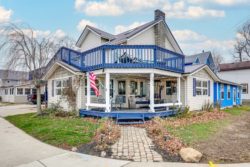 Front Porch & Balcony overlooking Park/Lake Erie! Cedar Point, Fishing & Beach!