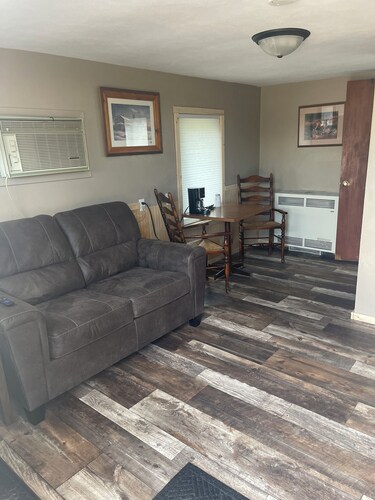 Dakota Landing Cabins & Motel: #9-Cozy, newly remodeled cabin