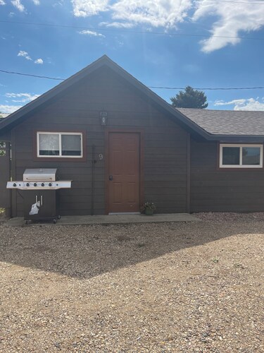 Dakota Landing Cabins & Motel: #9-Cozy, newly remodeled cabin