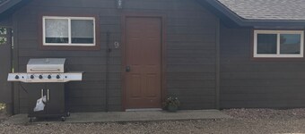 Dakota Landing Cabins & Motel: #9-Cozy, newly remodeled cabin