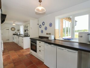 Fridge, dishwasher, electric kettle, toaster - Horseshoe Cottage (King's Lynn)