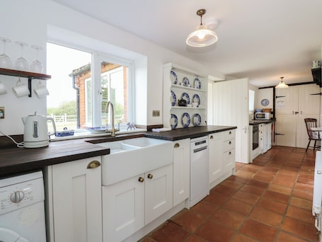 Refrigerador, lavavajillas, tetera eléctrica y tostadora