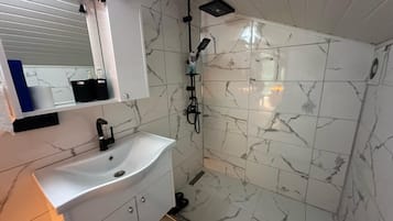 Suíte básica, várias camas, para não fumantes, vista para a montanha | Banheiro | Chuveiro, chuveiro com efeito de chuva, produtos de toalete grátis