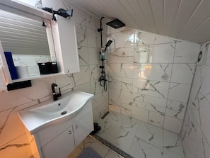 Basic Suite, Multiple Beds, Non Smoking, Mountain View | Bathroom | Shower, rainfall showerhead, free toiletries, hair dryer