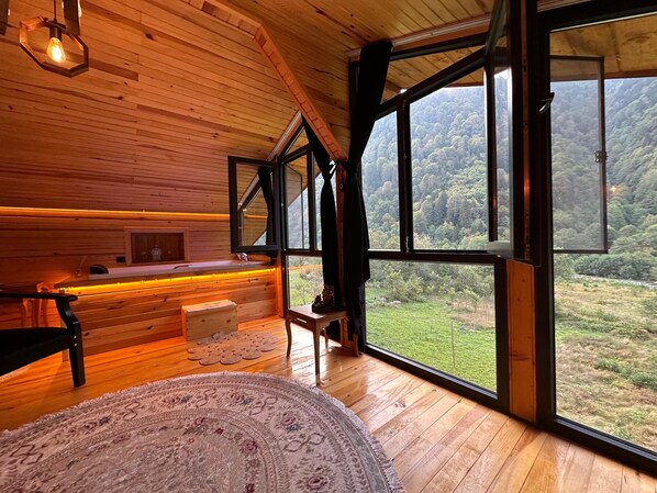 Perussviitti, useita sänkyjä, tupakointi kielletty, vuoristonäköala | 2 makuuhuonetta, egyptinpuuvillaiset lakanat, ylelliset vuodevaatteet