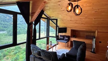 Basic Suite, Multiple Beds, Non Smoking, Mountain View | Living area | 32-inch Smart TV with satellite channels, Netflix, streaming services