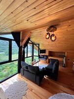 Suite Basic, Beberapa Tempat Tidur, Bebas Asap Rokok, pemandangan gunung | Area keluarga | Smart TV 32-inci dengan saluran TV satelit dan Netflix