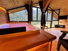 Suíte básica, várias camas, para não fumantes, vista para a montanha | 2 quartos, roupas de cama de algodão egípcio, roupas de cama premium