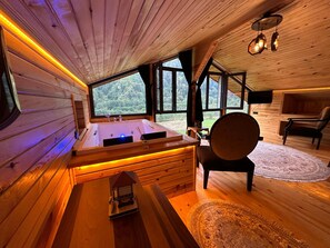 Suite básica, varias camas, para no fumadores, vista a la montaña | Área de sala de estar | Smart TV de 32 pulgadas con canales vía satélite y Netflix 