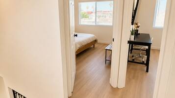 2 slaapkamers, een bureau, een strijkplank/strijkijzer, gratis wifi