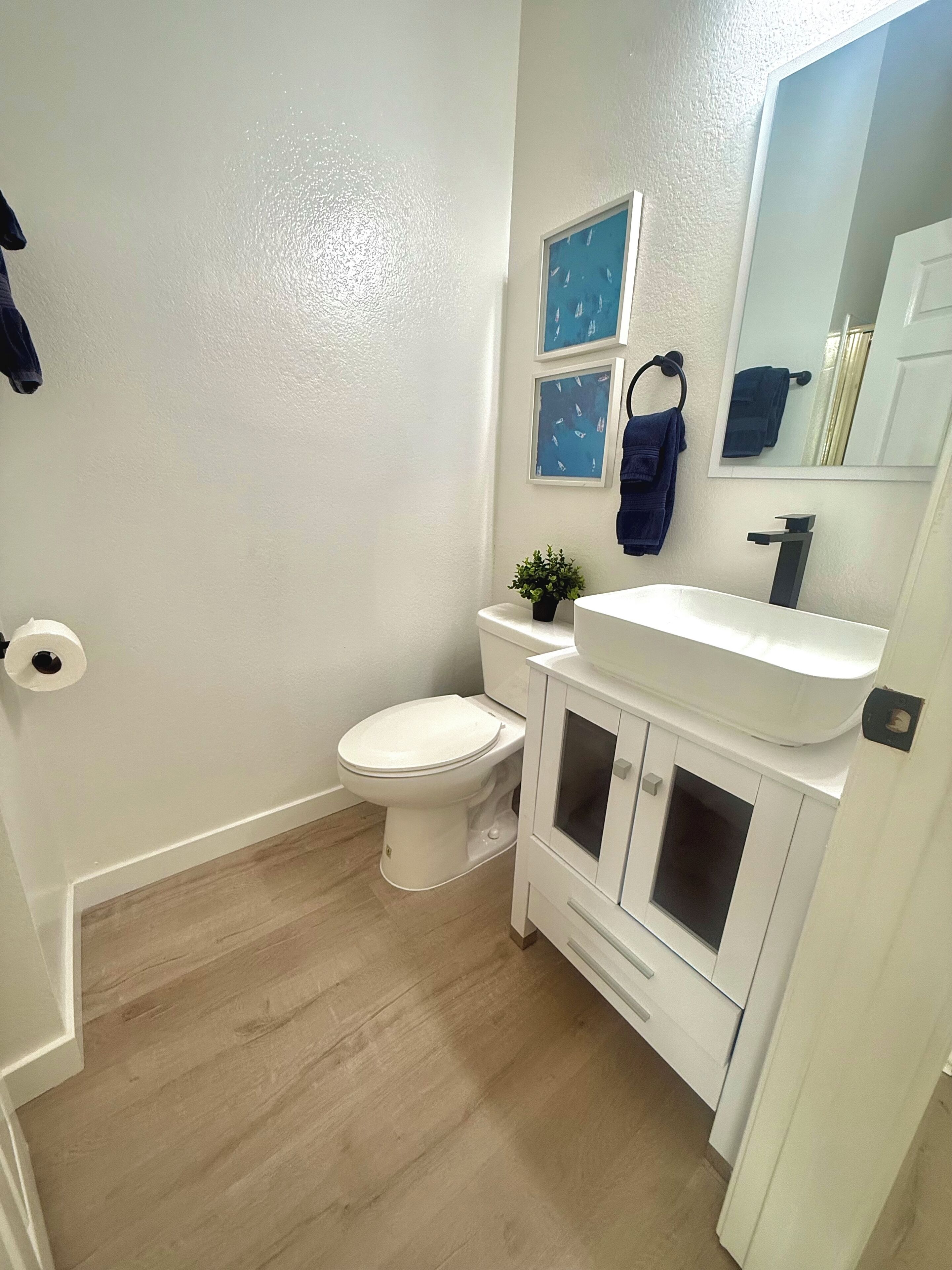 Haartrockner, Handtücher, Toilettenpapier