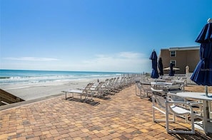Plage, chaises longues, serviettes de plage
