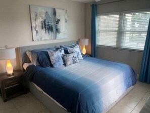 1 chambre, fer et planche à repasser, lit de bébé portatif