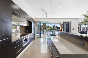 Fridge, coffee/tea maker, high chair, cookware/dishes/utensils - Zen Bayview Bliss: Luxury Marina Mansion (Bayview)