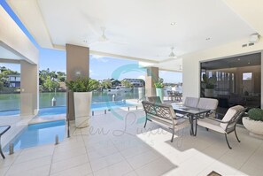 Outdoor dining - Zen Bayview Bliss: Luxury Marina Mansion (Bayview)