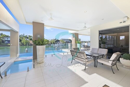 Zen Bayview Bliss: Luxury Marina Mansion