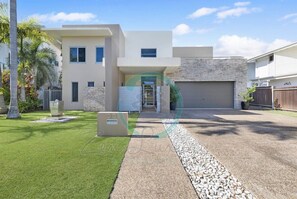 Property grounds - Zen Bayview Bliss: Luxury Marina Mansion (Bayview)