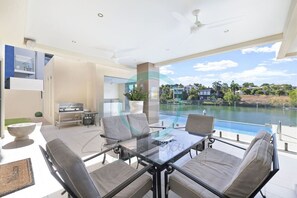 Outdoor dining - Zen Bayview Bliss: Luxury Marina Mansion (Bayview)