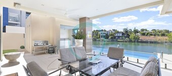 Zen Bayview Bliss: Luxury Marina Mansion