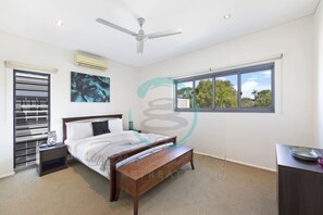 4 bedrooms, desk, iron/ironing board, travel cot - Zen Bayview Bliss: Luxury Marina Mansion (Bayview)