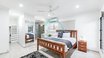 4 habitaciones, escritorio y tabla de planchar con plancha