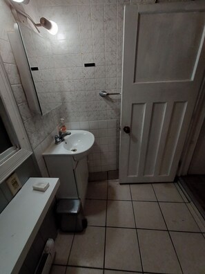 Secadora de cabello, bidet, toallas, jabón 